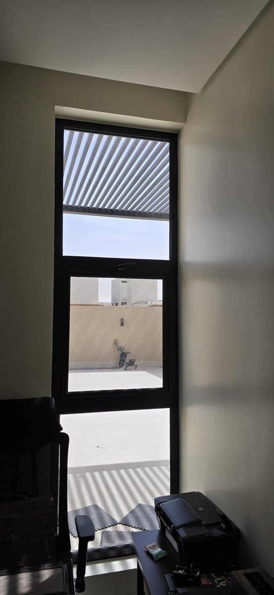 🪟 كيف تختار مقاسات الشبابيك حسب كل غرفة؟
اختيار الأبعاد الصحيحة يضمن تهوية وإضاءة مثالية ويضيف جمالية للتصميم الداخلي.
هنا دليل مبسط:

🔸 غرف النوم:
– 200×180 سم (واسعة)
– 100×200 سم (نوافذ طولية)
– 80-120 سم عرض × 120-180 سم ارتفاع (مقاسات متوسطة)

🔸 الحمامات:
– عرض 60 سم
–