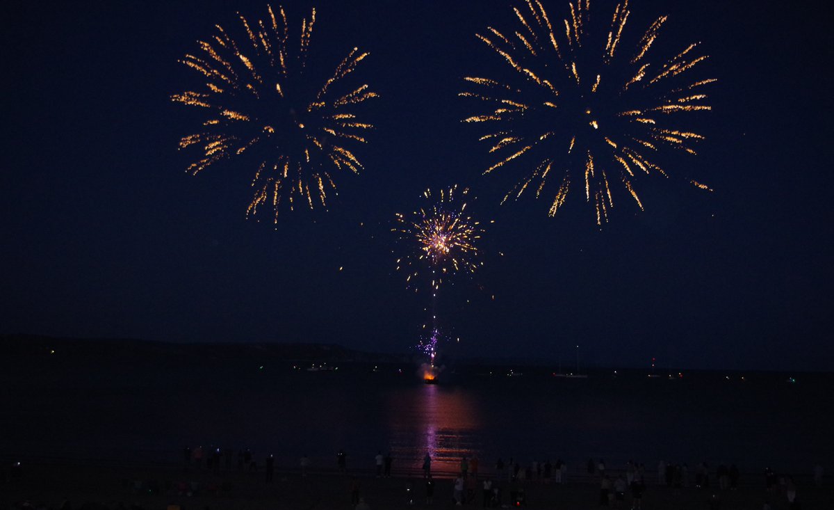 Visit__Weymouth's tweet image. 🎆 It's a Monday in August which can only mean one thing - it's firework night! Weymouth's summer series of fireworks continue this evening with a lower noise display at 9.30pm. 

#WeymouthFireworks #WeymouthEvents #SummerNights #VisitWeymouth