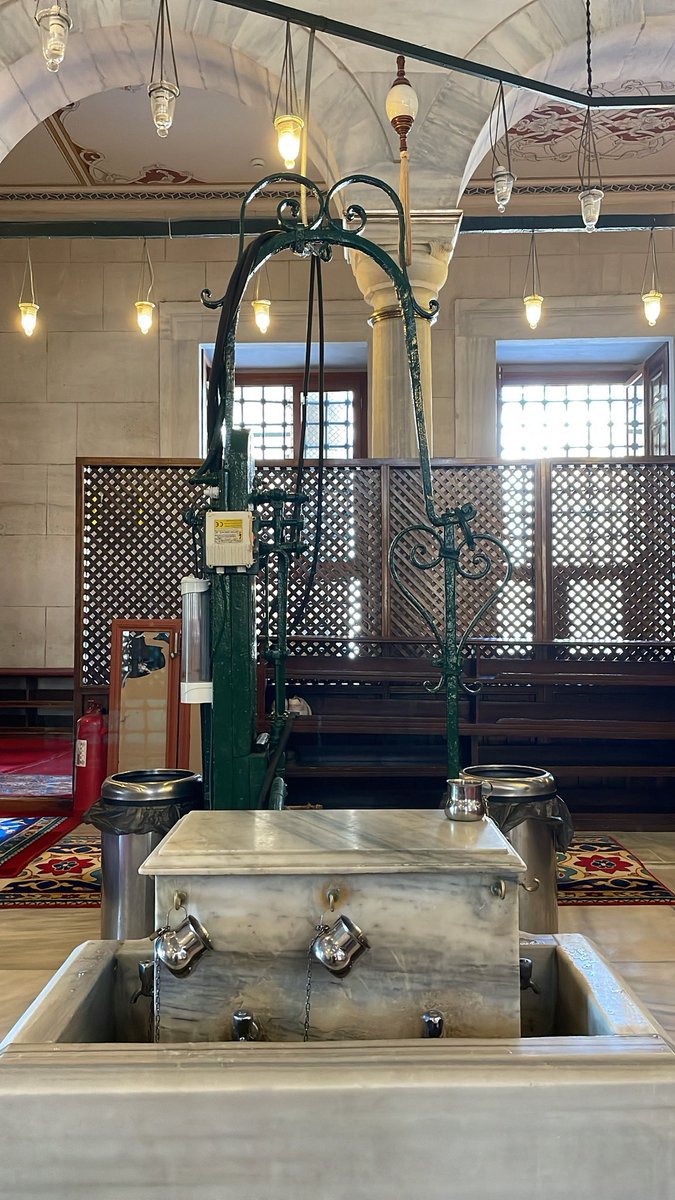 busra7822's tweet photo. Fatih Camii 🌺 https://t.co/6XwsluMohQ