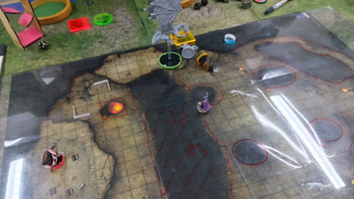 miyakami_00's tweet image. #PAIZO 製ホワイトボードマーカー対応マップ以外の #WotC #dnd 公式の紙製マップ(ホワイトボードマーカー非対応)に記述する場合は、透明塩ビパネル等をマップの上に敷くと気兼ねなく記述できますぞ。
ある程度重みもあるのでシワ伸ばし効果もありますしおすし…
(°ω°)b ｺﾝﾅｶﾝｼﾞｰ