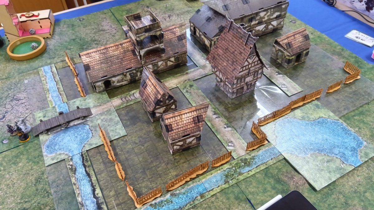 miyakami_00's tweet image. #PAIZO 製ホワイトボードマーカー対応マップ以外の #WotC #dnd 公式の紙製マップ(ホワイトボードマーカー非対応)に記述する場合は、透明塩ビパネル等をマップの上に敷くと気兼ねなく記述できますぞ。
ある程度重みもあるのでシワ伸ばし効果もありますしおすし…
(°ω°)b ｺﾝﾅｶﾝｼﾞｰ