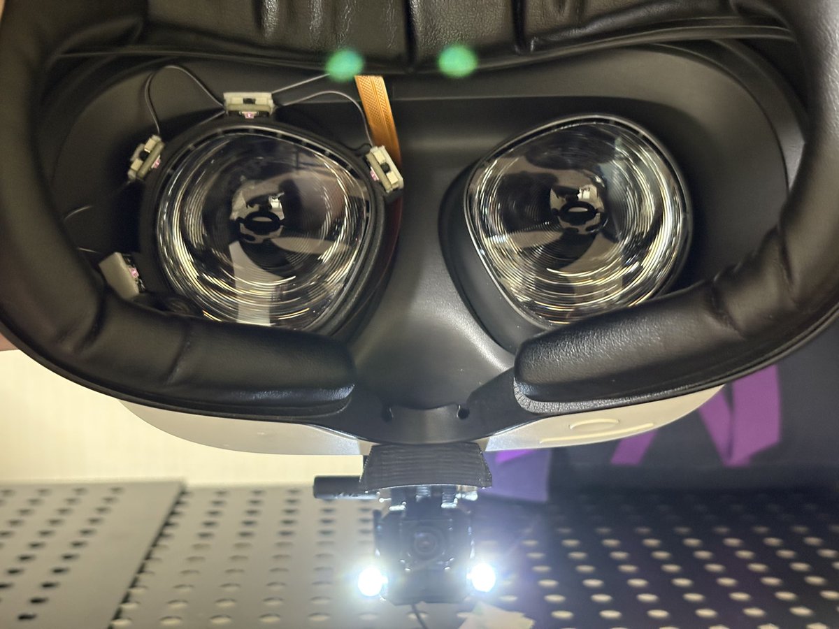 RINE_VRC's tweet image. Meta quest3sにdiyで顔トラッキング後付けできました。ハンダゴテが大変だったけど、大変満足です☺️
 #VRChat #eyetrackvr #projectbabble