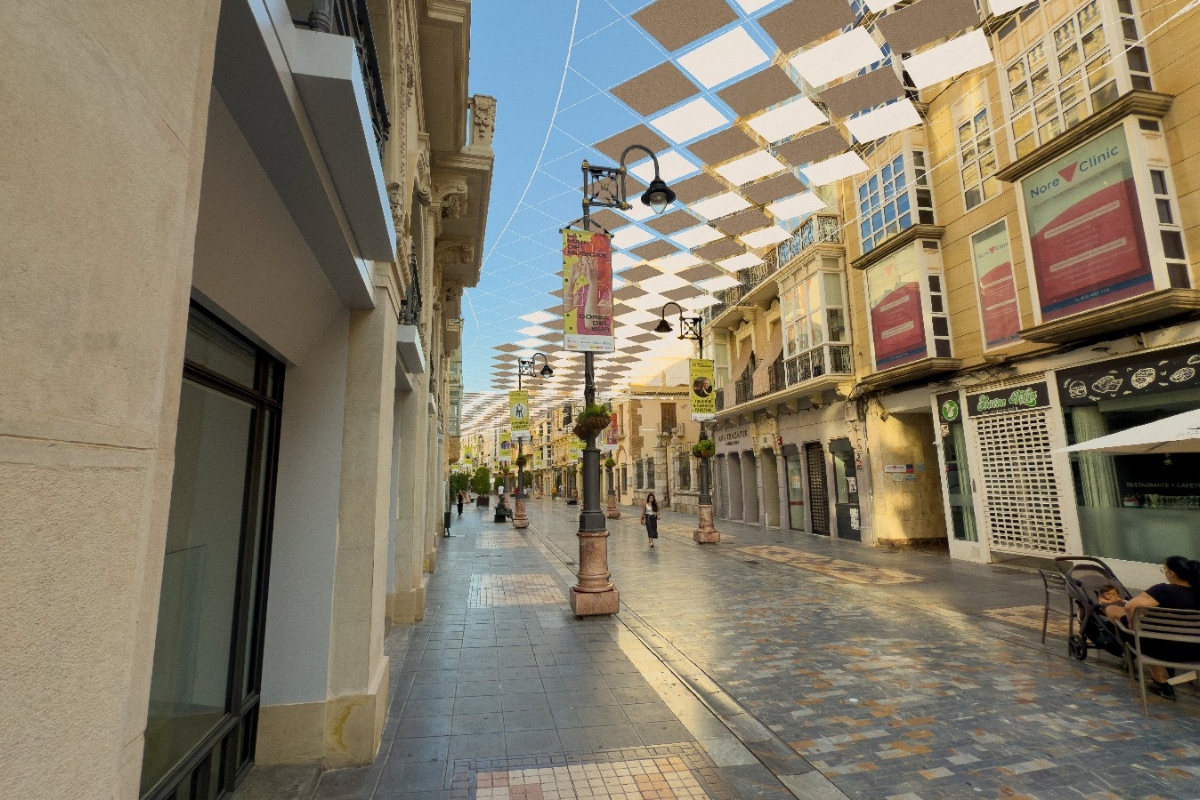 AytoCartagenaES's tweet photo. ✅Comienza la instalación del sistema de sombra 'Teselas' en la calle del Carmen.

☀️Buscamos ofrecer la máxima protección solar sin llegar a tapar las fachadas ni restar visibilidad al frente arquitectónico de los edificios para reducir la temperatura ambiente en hasta 6º.

📆Los planes municipales preveían que el sistema estuviese instalado en junio, pero problemas en la documentación presentada por la empresa licitadora obligaron a sacar de nuevo el concurso, con el consiguiente retraso.

ℹ️https://t.co/0TfZlt7BeR