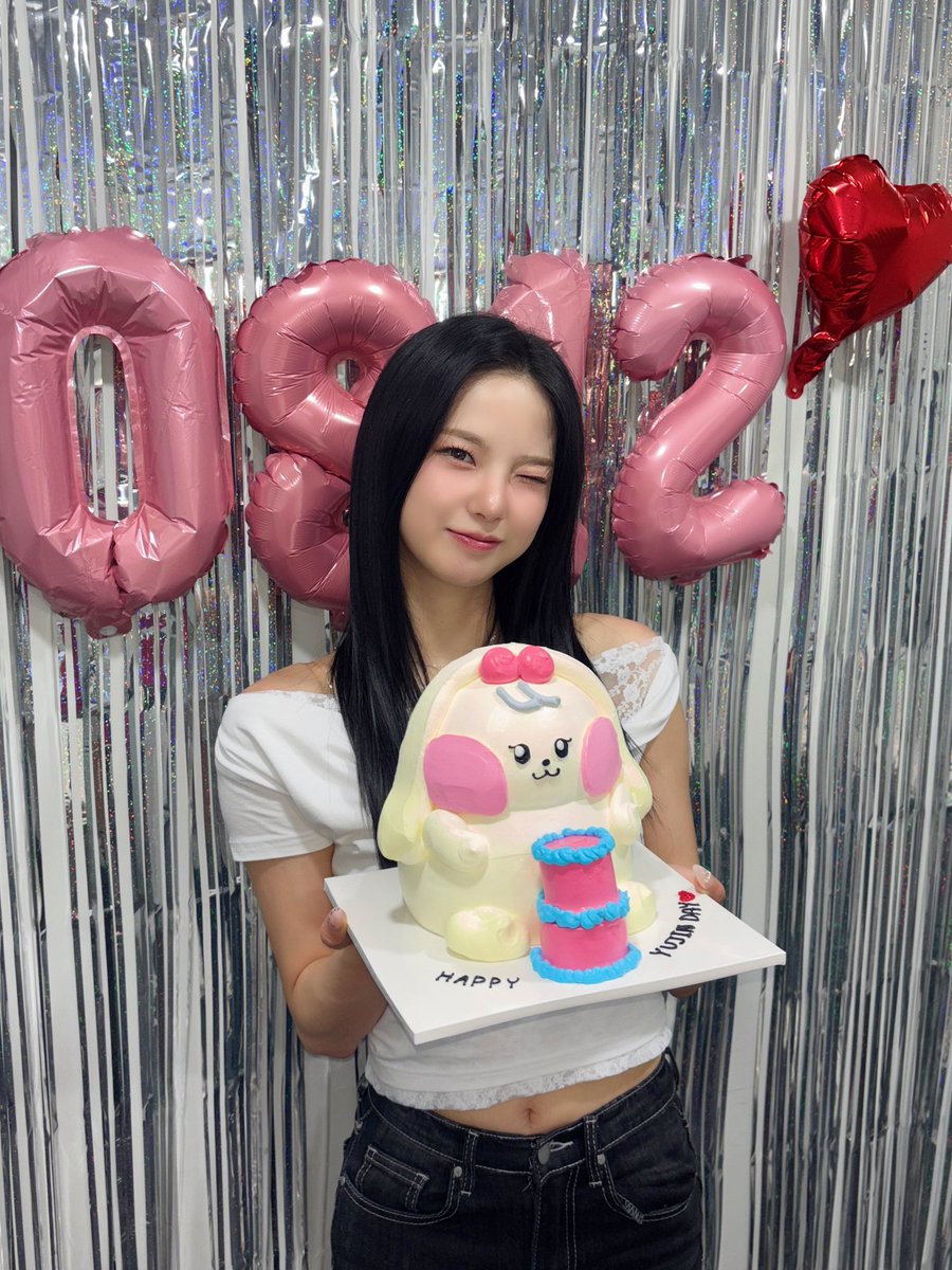 official_kep1er's tweet photo. [Catch the moment📸]

💜HAPPY YUJIN DAY💜

하루 일찍 생일 축하해준 Kep1ian
덕분에 행복이 두배가 되었던 하루 🥰

Kep1ian의 응원과 사랑이
가장 큰 선물이 되었어요🎁
평생 간직할 오늘을 
선물해줘서 고마워요���

내년에도 함께 해요💕

#Kep1er #케플러 https://t.co/qToFerewMm