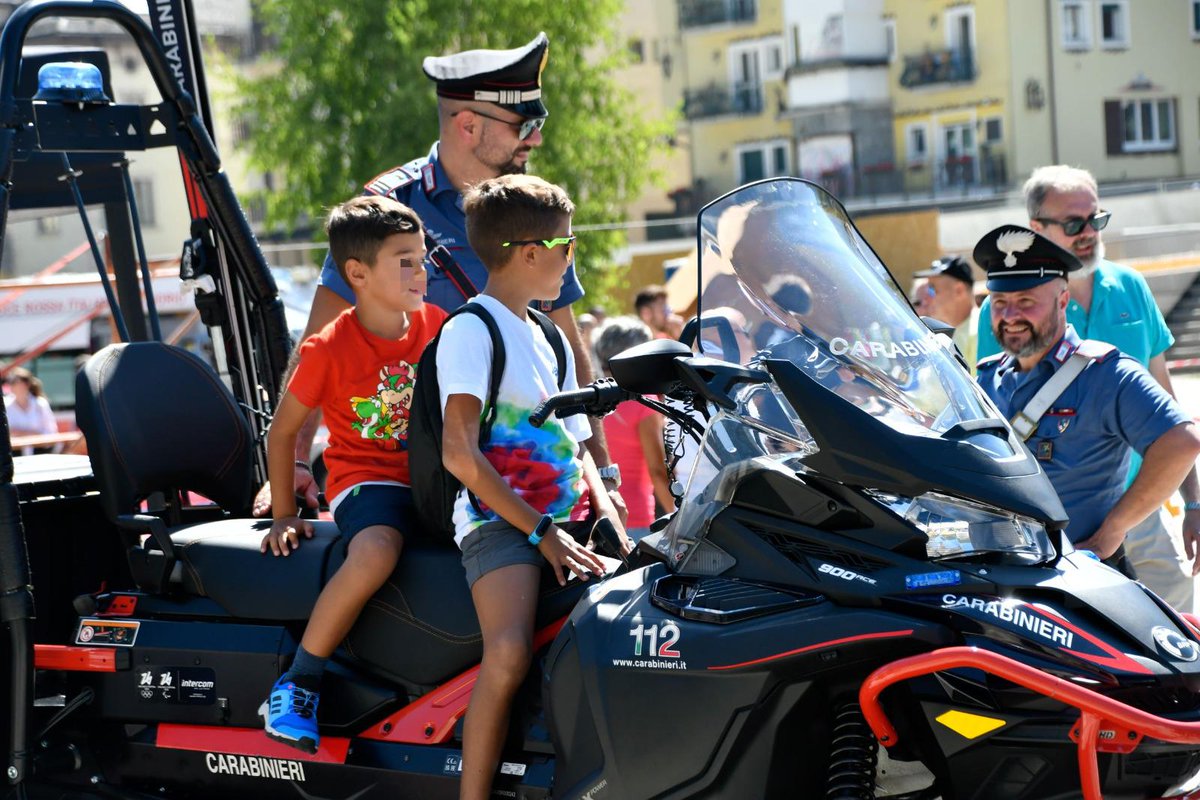 _Carabinieri_'s tweet photo. #Aprica (SO): anche uno stand dei #Carabinieri in occasione della manifestazione "Giornata del Soccorso", l'evento nato per sensibilizzare la popolazione sulla sicurezza e far conoscere le attività di soccorso https://t.co/7WfJQ44fIp