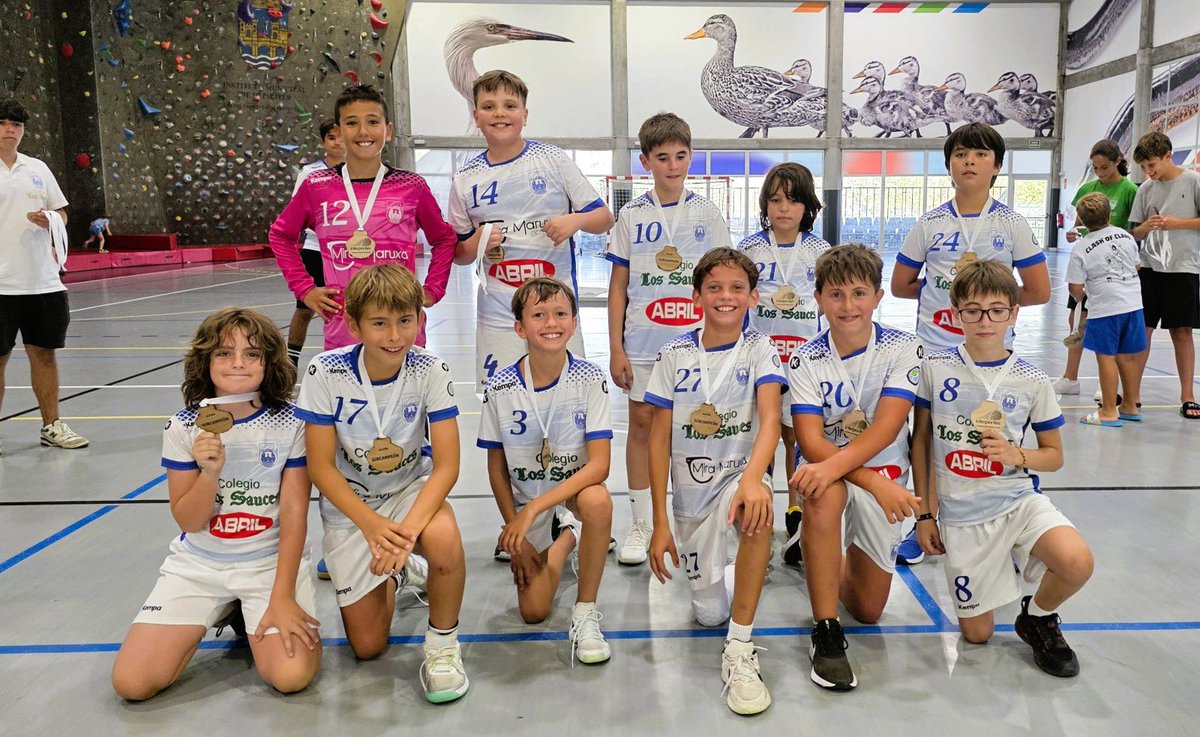 ClubCisneBalonm's tweet photo. Co #InterPontes comezou a tempada 25/26 dos nosos equipos alevíns e infantís 🐣
A nosa base demostrou unha vez máis que é un referente do balonmán galego 😉🤾♂️
#CisneéCanteira https://t.co/MvPjBat5PM