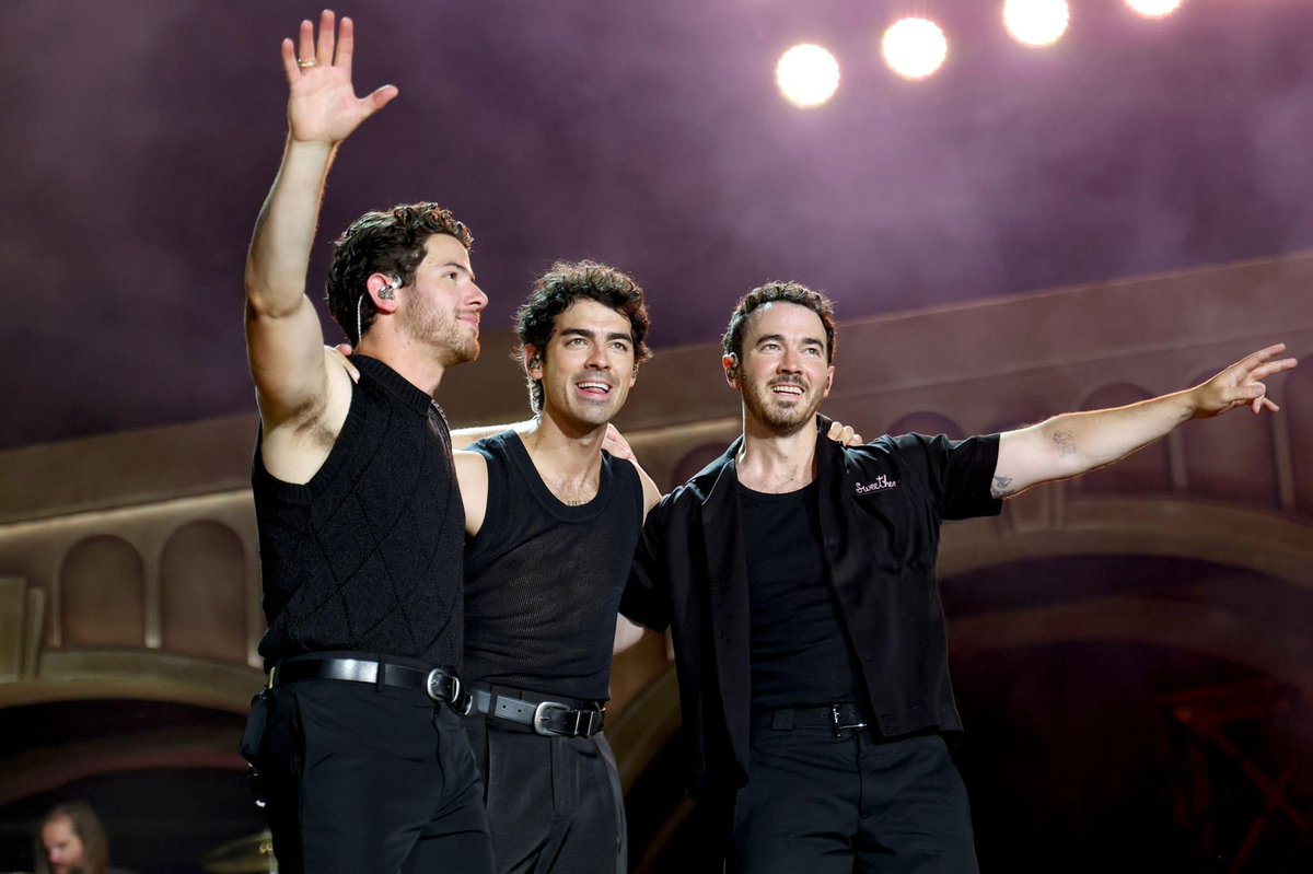 joejonasportal's tweet photo. LINDOS! Os Jonas Brothers finalizando o show que aconteceu ontem (10) no Metlife Stadium em Nova Jersey. 💜 https://t.co/qqujOizsNM