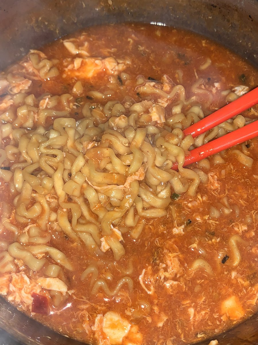 cupihere's tweet image. hujan + samyang stew + netflix = 👍