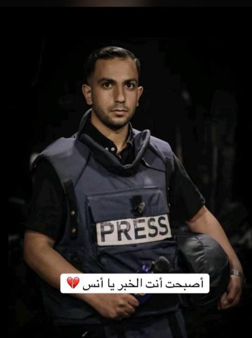 طبيب جائع يعالج جريح جائع أوصله سائق اسعاف جائع..
والخبر نقله صحفي جائع...
والصحفي الآن أصبح شهيداً..
اللهم يا مغيث المستغيثين أغث أهل #غزة فقد خذلهم أهل الأرض وليس لهم ملجأ إلا إليك..
ففرج عنهم يا قوي يا الله
#غزة_تحت_القصف