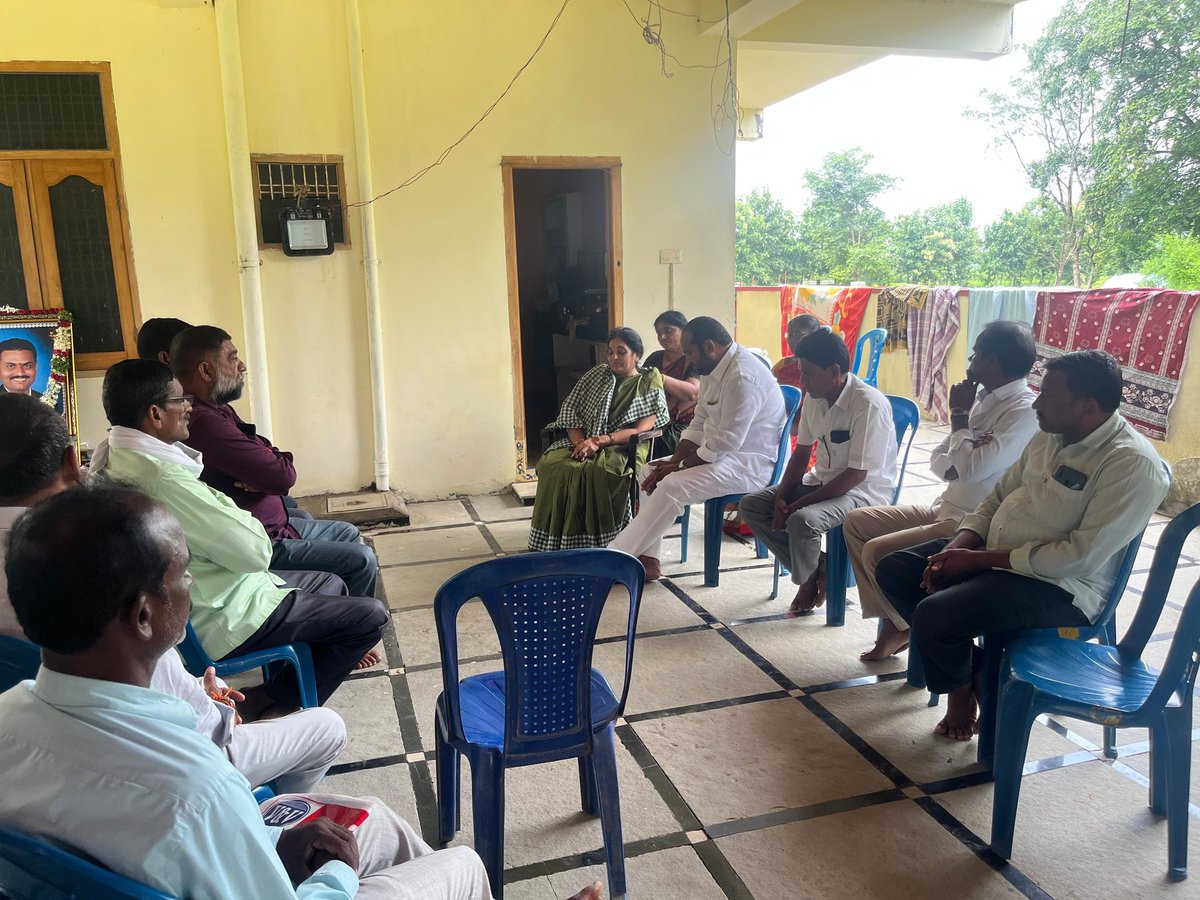 మహబూబాబాద్ జిల్లా మహిళాకాంగ్రెస్ అధ్యక్షురాలు నూనావత్ రాధ గారి భర్త JDA వీరు నాయక్ గారు అనారోగ్యంతో బాధపడుతూ శనివారం మృతి చెందారు.ఈరోజు వారి స్వగ్రామం అయిన గూడూరు మండల రాములు తండాకు వెళ్లి నూనావత్ రాధ గారిని పరామర్శించిన తెలంగాణ రాష్ట్ర ఫైనాన్స్ కమిషన్ సభ్యులు మాలోత్ నెహ్రూ నాయక్