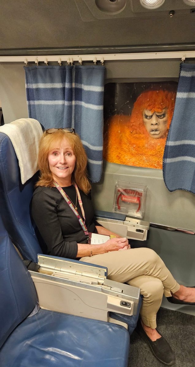 Anne Serling having fun at the Nightmare at 20,000 Feet photo op set at Monsterama. #rodserling #anneserling #monsteramacon2025 #serlingbration100  #twilightzone #nightmareat20000feet #richardmatheson
(Thanks, Kevin McCoy!)