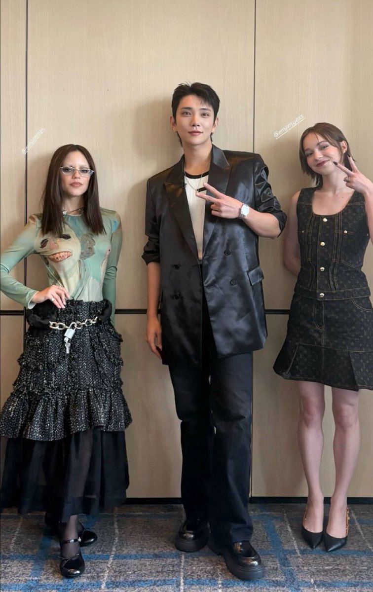 A n n a | ๐ข๐ถ'๐ด ๐ชธ (@firelamour) on Twitter photo Emma dando uma de nerd agr e falando tudo sobre seventeen pra Jenna Emma dando uma de nerd agr e falando tudo sobre seventeen pra Jenna