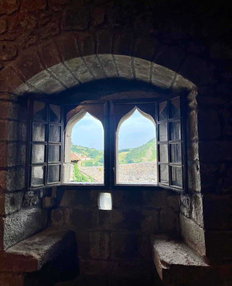 CastilloArgueso's tweet photo. En días de calor....lo mejor disfrutar de las vistas al fresco  en el @castillodeargueso.

#campoodesuso #castillodeargueso #cunadelebro https://t.co/l6kIjktnZa