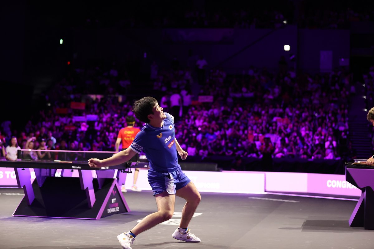 worldtt's tweet photo. 【男子決勝】

張本智和（日本） 4 (9,5,8,-9,-11,4) 2 王楚欽（中国）

世界卓球王者・王楚欽に臆することなく攻め続け、張本が横浜で王者に輝く。
王楚欽も張本の勝利を讃えるように、会場を去った。

#卓球王国 #WTTチャンピオンズ横浜2025 https://t.co/nxyimvPo0G
