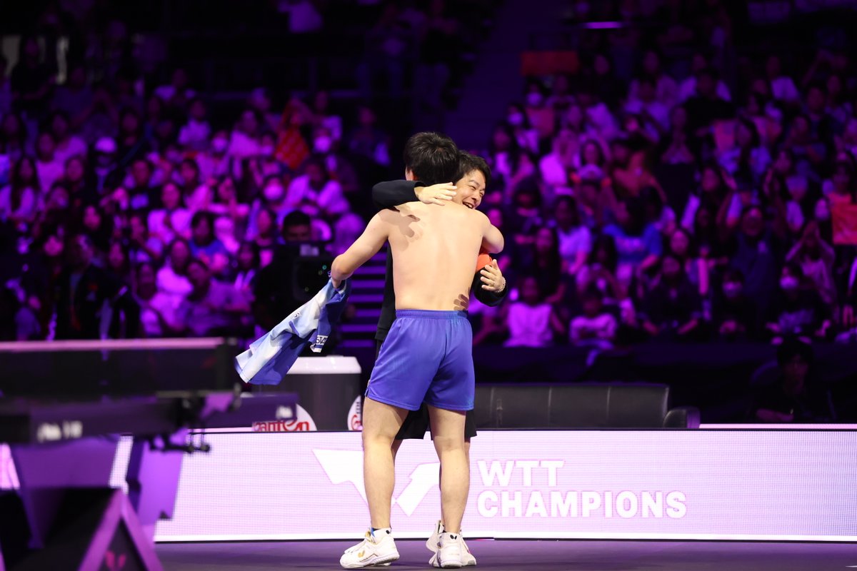 worldtt's tweet photo. 【男子決勝】

張本智和（日本） 4 (9,5,8,-9,-11,4) 2 王楚欽（中国）

世界卓球王者・王楚欽に臆することなく攻め続け、張本が横浜で王者に輝く。
王楚欽も張本の勝利を讃えるように、会場を去った。

#卓球王国 #WTTチャンピオンズ横浜2025 https://t.co/nxyimvPo0G