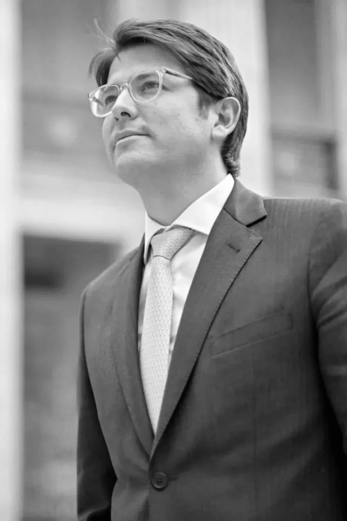 En la Feria del Libro vi a Miguel Uribe Turbay alzar a su hijo con amor y orgullo.
Hoy, su partida nos duele como país y golpea nuestra democracia.
Detrás de cada líder hay un ser humano y una familia que no merecen la violencia. Que dolor.