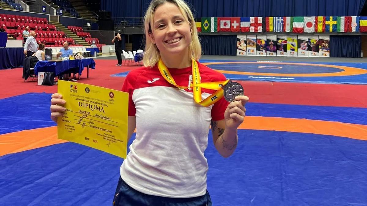 🏅¡Enorme logro para Aintzane Gorria! 

La luchadora navarra se lleva la medalla de plata en el prestigioso Torneo Internacional Ion Cornianu &amp; Ladislau Simon en Bucarest.

📝 fundacionmiguelindurain.com/noticia/1869/a…
 
¡Orgullo para Navarra y para la lucha! 👏 

#DeporteNavarro #Lucha #Navarra
