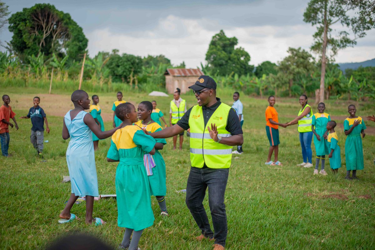 RAC_Bwebajja's tweet image. Malaria? Not on our watch!
9th Aug → We hit Mityana North with the United Against Malaria project
Rotary + Rotaract + Community = One unstoppable team 
#StopMalaria #RotaractInAction #UnitedAgainstMalaria