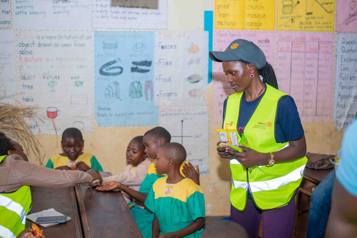 RAC_Bwebajja's tweet image. Malaria? Not on our watch!
9th Aug → We hit Mityana North with the United Against Malaria project
Rotary + Rotaract + Community = One unstoppable team 
#StopMalaria #RotaractInAction #UnitedAgainstMalaria