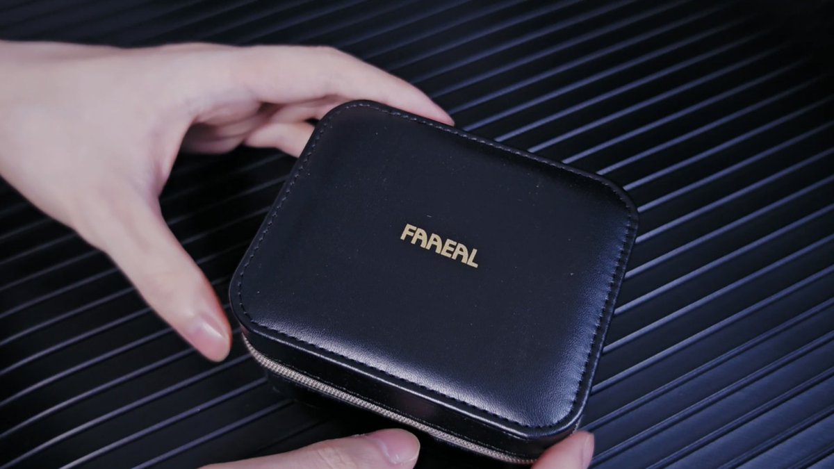 okometaberowww's tweet image. ✏️付属品
イヤホン、ケーブル、イヤーピースが専用のケースに入った状態で梱包されています

✏️ケースは大きめでかなりクオリティも高め、容量も多くカスタマイズすれば非常に使い勝手の良いものになりそう

✏️ケーブルは単体で評判もいいだけあってビルドクオリティやデザインは非常に良いです