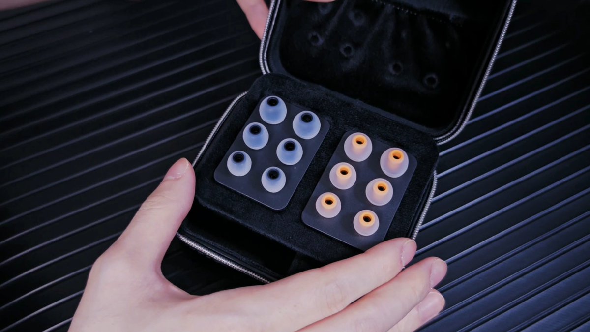 okometaberowww's tweet image. ✏️付属品
イヤホン、ケーブル、イヤーピースが専用のケースに入った状態で梱包されています

✏️ケースは大きめでかなりクオリティも高め、容量も多くカスタマイズすれば非常に使い勝手の良いものになりそう

✏️ケーブルは単体で評判もいいだけあってビルドクオリティやデザインは非常に良いです