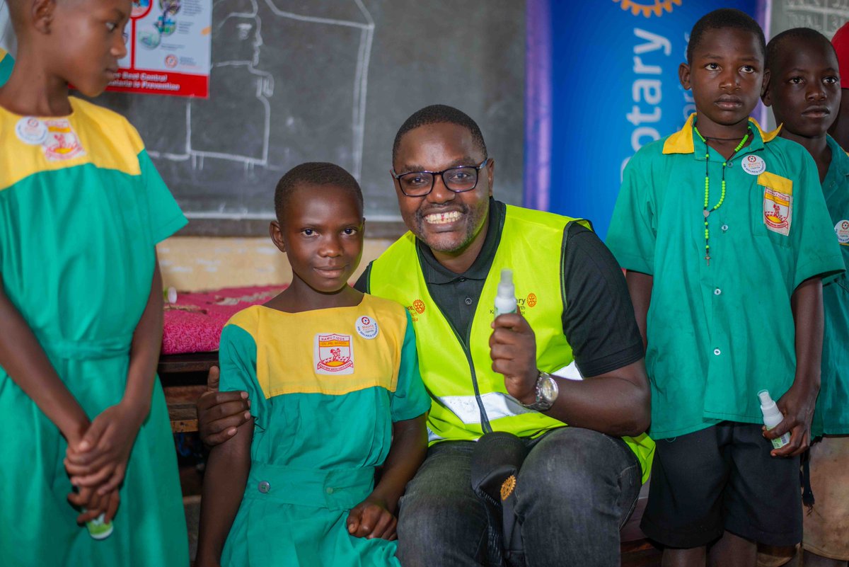 RAC_Bwebajja's tweet image. 📚👑 Malaria Ambassadors are now leading the fight at Namutidde C/U Primary School!
Add posters + training + nets = a community ready to win this battle. 🦟🚫
#RotaractInAction #UnitedAgainstMalaria