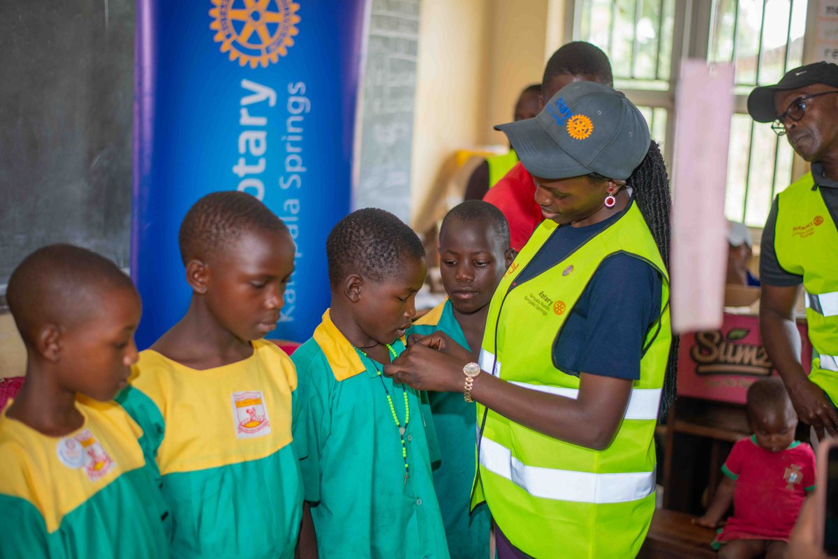 RAC_Bwebajja's tweet image. 📚👑 Malaria Ambassadors are now leading the fight at Namutidde C/U Primary School!
Add posters + training + nets = a community ready to win this battle. 🦟🚫
#RotaractInAction #UnitedAgainstMalaria