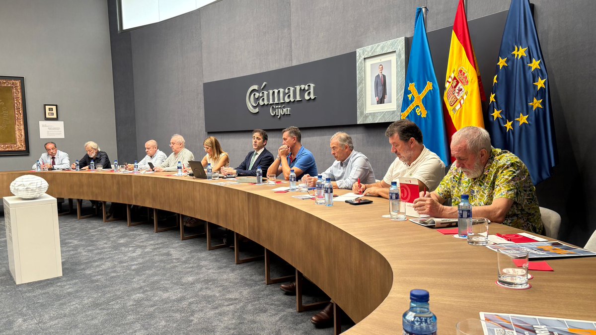 ingenierosva's tweet image. @irecyl , invitado por el Ayuntamiento de @gijon , ha tenido el placer de pasear por el recinto de la Feria Internacional de Muestras de Asturias, #FIDMA junto con otros miembros del @cogiti  y, como anfitriones durante estas semanas, de @cogiti de #Asturias.