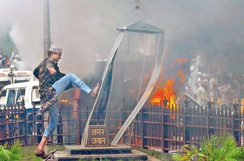 #AzadMaidanRiots – 13 YEARS, STILL NO JUSTICE!

📅 2012:
• Police attacked

• Female officers molested

• Amar Jawan Jyoti desecrated

⏳ 2025: 13 Years No Punishment

Raza Academy still free to provoke

⚠️ It’s time to Ban Raza Academy

Justice delayed is justice denied!