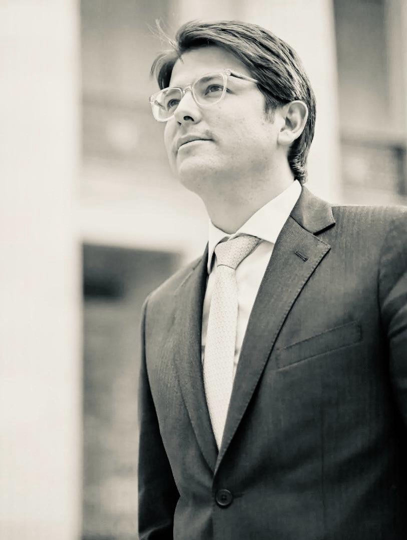 Hoy no solo despedimos a un líder.

Despedimos a un hijo, un esposo, un papá. Un colombiano que soñó sin miedo, que creyó que este país podía sanar. 

Colombia puede ser mejor