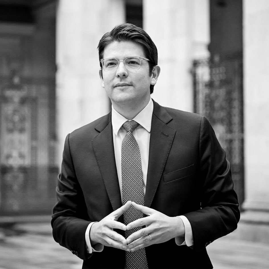 Tuve la fortuna de conocer a #MiguelUribe y puedo decir, que en un escenario tan hostil como el congreso, fue de los rostros amables que nos recibió. 

Lástima para #Colombia, lástima para la política que se vaya Miguel. 

El esfuerzo y la lucha de Miguel deben fortalecer la