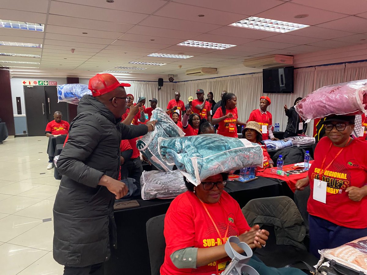 Shikwambanaman1's tweet photo. Polokwane sub-regional conference…… the chairperson of Limpopo gave delegates a surprise gift….. Thank you EFF…🙏🙏✅✅❤️❤️🔥💪💪💪 https://t.co/jOpCgiBusx