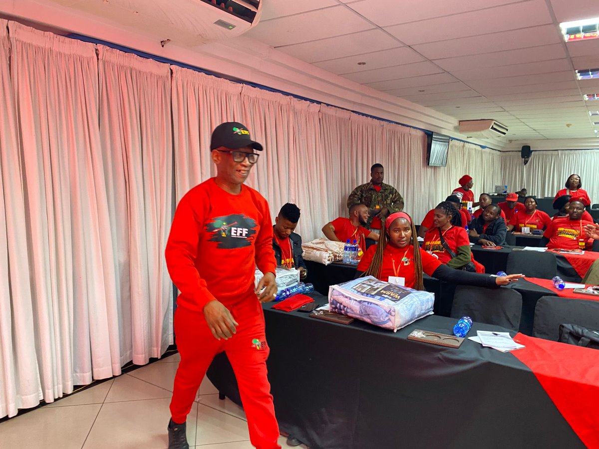 Shikwambanaman1's tweet photo. Polokwane sub-regional conference…… the chairperson of Limpopo gave delegates a surprise gift….. Thank you EFF…🙏🙏✅✅❤️❤️🔥💪💪💪 https://t.co/jOpCgiBusx