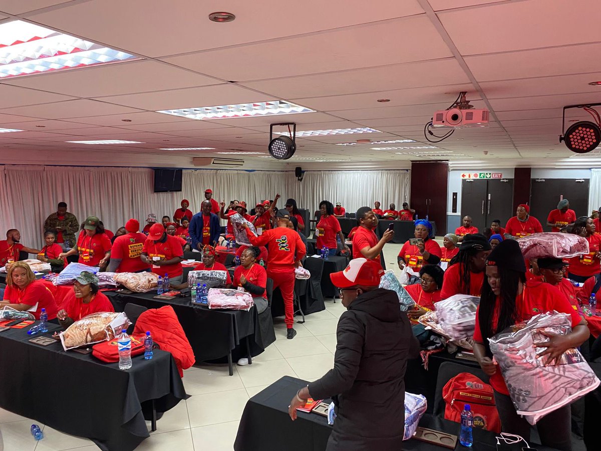 Shikwambanaman1's tweet photo. Polokwane sub-regional conference…… the chairperson of Limpopo gave delegates a surprise gift….. Thank you EFF…🙏🙏✅✅❤️❤️🔥💪💪💪 https://t.co/jOpCgiBusx