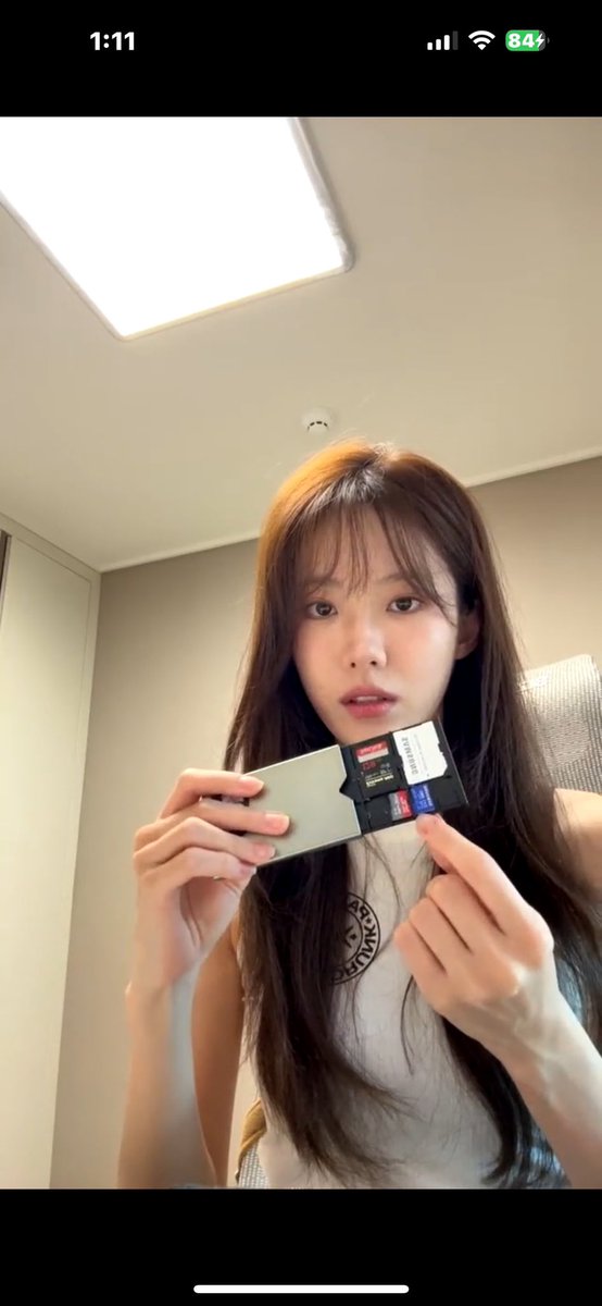 Skykeri's tweet photo. 天啊！雖然去年2月送的4TB SSD沒被認證到，但她手上的這個好像是我去年5月送的耶！！！😍😍😍 https://t.co/A2aXInMUpu