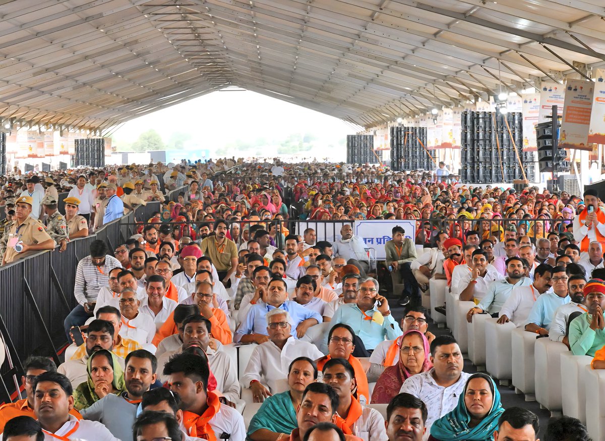Bhajanlal Sharma (@bhajanlalbjp) on Twitter photo झुंझुनूं में माननीय केंद्रीय कृषि एवं किसान कल्याण मंत्री श्री <a href="/ChouhanShivraj/">Shivraj Singh Chouhan</a> जी की गरिमामय उपस्थिति में आयोजित 'प्रधानमंत्री फसल बीमा योजना अंतर्गत फसल बीमा क्लेम वितरण समारोह' में उपस्थित जनसमूह को संबोधित किया।
इस अवसर पर सभी को डबल इंजन सरकार द्वारा अन्नदाताओं के हित में झुंझुनूं में माननीय केंद्रीय कृषि एवं किसान कल्याण मंत्री श्री <a href="/ChouhanShivraj/">Shivraj Singh Chouhan</a> जी की गरिमामय उपस्थिति में आयोजित 'प्रधानमंत्री फसल बीमा योजना अंतर्गत फसल बीमा क्लेम वितरण समारोह' में उपस्थित जनसमूह को संबोधित किया।
इस अवसर पर सभी को डबल इंजन सरकार द्वारा अन्नदाताओं के हित में