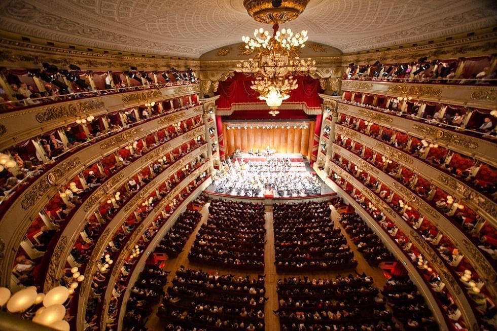 ¿Conoces estos magníficos y elegantes teatros? 🎭 Te dejamos una lista con los teatros más grandes e impresionantes del mundo 🌍 

Sigue el 🧵