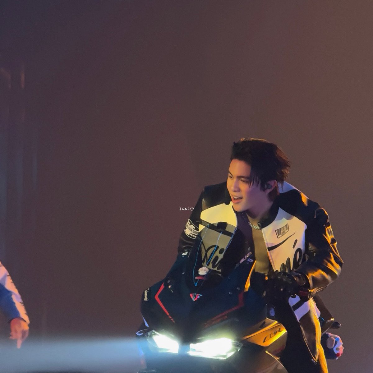 ᴊᴜɴᴇ 🎄 tweet media