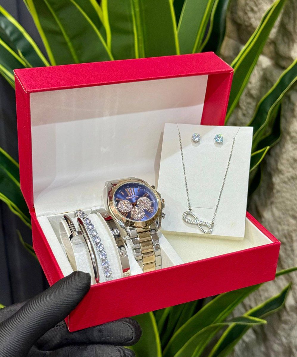 Marketplug2's tweet image. Luxurious watch set 
40,000