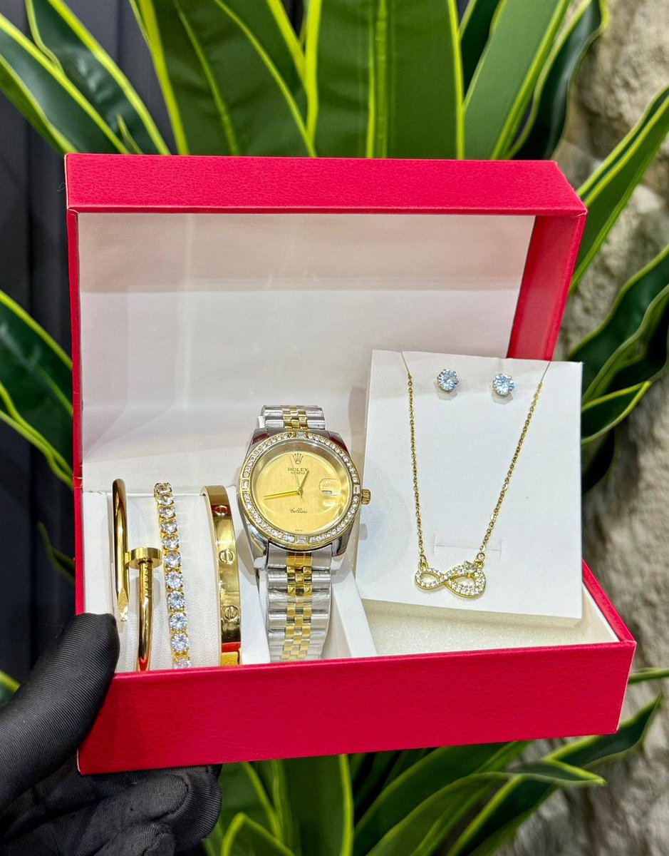 Marketplug2's tweet image. Luxurious watch set 
40,000