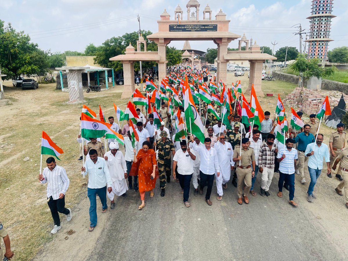 બનાસકાંઠા જિલ્લાના સુઇગામ પોલીસ સ્ટેશન દ્વારા નડાબેટ ખાતે સ્થાનિક લોક-પ્રતિનિધિઓ તથા BSF જવાનો સાથે તિરંગા યાત્રા આયોજિત કરવામાં આવી. #banaskanthaplice #tirangayatra2025 <a href="/GujaratPolice/">Gujarat Police</a> <a href="/dgpgujarat/">DGP Gujarat</a> <a href="/sanghaviharsh/">Harsh Sanghavi</a> <a href="/Bhupendrapbjp/">Bhupendra Patel</a> <a href="/IGP_BorderRange/">IGP BORDER RANGE - BHUJ</a>