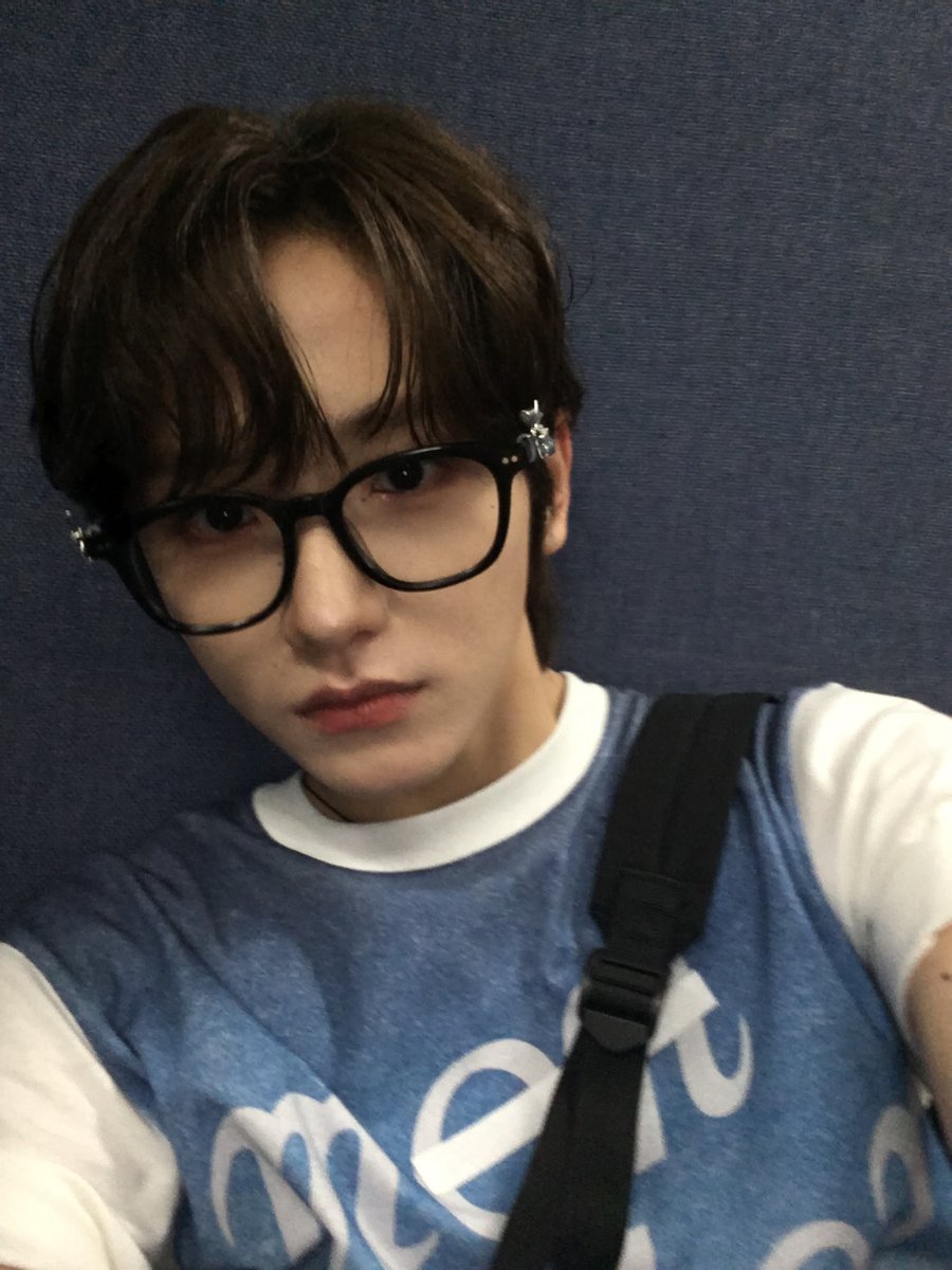IDID_starship's tweet photo. [🌠] #정세민_DID
안녕하세요 아이딧 세민입니다 🤓
어제 저희 아이딧의 첫 곡인 STEP IT UP의 마지막 음악방송이 끝났습니다👏 
인기가요 무대 보셨나요?? 인기가요 무대는 3달 만이라 굉장히 설렜어요! 인터뷰도 하고, 막방 무대라 기념으로 손등에 하트도 그렸어요! 전부터 손에 뭔가 그리고 제스쳐해보고 싶었는데 인기가요에서 이뤘습니다.😁 사실 저희 멤버 전부 다 하트를 하나씩 했는데, 눈치채셨을까요?! 
마지막에 엔딩요정도 해보고!! 너무 좋았어요!! 어제 의상은 뿔테 안경을 쓰고 가방도 멨는데, 개인적으로 너무 예뻤어요 😁 

그리고 저희의 작은 선물로 고민 끝에 팥빙수로 결정했는데, 어땠어요?! 
저희 STEP IT UP 첫방에도 팥빙수를 드렸는데, 처음과 끝이 같으면 의미가 있을까 해서! ㅎㅎ 
저는 너무 맛있어서 -.- 4개나 먹어버렸답니다😋

그리고 어제 인터뷰는 오랜만이라서 긴장됐어요..🥲 
인기가요의 컨셉이 합창 대회였는데, 작은 동물원 hiphop ver. 보셨나요?! ㅋㅋㅋㅋ
이게 비하인드가 있어요, 원래는 그냥 노래를 부르기로 했는데 제가 비트박스를 거기에 얹으니까 거기에 성현이 형이 추임새를 추가하고, 거기에 용훈이 형이 색소폰 까지 부는 구성으로 완성해 봤습니다

어제도 사녹을 하면서 무슨 말을 해야 재밌게 대화할 수 있을지 고민을 계속 했어요😃 그래도 이번에 대화를 많이 했던 것 같아서 다행이에요😙

무대를 모니터해 보니까, 정말 STEP IT UP에 새삼 많은 추억들이 스치고 담겼더라구요. 그렇게 길게 활동한 곡이 아니었지만 저희 아이딧의 첫 시작을 알렸던 곡이라서 더 기억에 많이 남는 것 같기도 해요! 

그리고 STEP IT UP 활동을 하면서 정말 많은 걸 느꼈어요. 사실 저희가 STEP IT UP을 준비하는 과정이 그리 길진 않았어요. STEP IT UP이라는 곡을 처음 받았을 때, 제가 처음 시도해 보는 힙한 모습이라 과연 팬분들이 좋아해 주실까? 짧은시간 안에 내가 잘 할 수 있을까? 항상 걱정을 산더미처럼 했어요. 
사실 제가 무대를 준비하면서 표정도 계속 자연스럽게 마음대로 안되고, 하고 싶은 대로 잘 안 되니까 너무 슬프고 속상했어요. 그래서 더 많이 연구하고 잘하기 위해서 더 많은 자료들을 찾아보고 연습했어요. 
안무도 난이도가 있는 편이라서 제가 못 하게 되면 무대의 퀄리티가 떨어지니 상상만으로 아찔해서 더 열심히 했어요. 그렇게 준비를 마치고 무대 위에 섰을 땐, 무섭고 떨렸어요. 다른 장소에서 내가 이 춤을 잘 출 수 있을까? 이 춤을 처음 보는 사람들께 이 노래를 잘 전달할 수 있을까? 라는 고민에 자주 빠졌지만, 최선을 다했답니다, 사실 아직도 돌이켜보면 너무 많이 아쉬워요. 그렇지만 막방까지 무사히 끝낸 저 자신에게 칭찬을 해줬어요!

팬분들의 편지를 읽다보면 드는 생각이 자신을 되돌아보는건 정말 좋지만, 그것만큼이나 자신에게도 응원과 칭찬을 해줘야 더 행복하게 살아갈수 있다는 걸 깨달았어요. 
그만큼 팬분들이 저에게 큰 영향을 줬어요. 고마워요 😁 
그리고 실력적으로나 저 자신에게나 데뷔하기 전보다 성장했다는 걸 요즘 부쩍이나 느껴요, 계속 무대를 해오면서 이제는 무대가 편해졌고, 또 다른 선배님들의 무대를 직접 보면서 배운 것도 많아요. 이번 STEP IT UP이 아이돌로서의 저를 한 STEP을 UP 시켜준 것 같아 제겐 의미가 큰 활동이었답니다🤘

사실 저희가 음방뿐만 아니라 KCON, 가요대전까지 너무 좋은 기회들을 얻어서 무대를 서게 됐는데, 무대를 하면 할수록 아이돌이 되길 정말 잘했다고 생각이 들었어요. 

일단 먼저 여러분을 만났다는 점, 그리고 여러분과 소통할 수 있다는 점, 저희를 사랑해 주시는 여러분의 목소리를 들을 수 있다는 점, 열심히 준비한 무대로 여러분에게 보답할 수 있다는 점.
정말 아이돌이라는 꿈을 꾸길 잘했다는 생각이 든답니다🥹

어떤 부분에서 힘이 들지도 어쩌면 더욱 힘들지도 모르지만 여러분이 제 곁에 존재하는 한 무엇이 됐든 이겨낼 수 있답니다. 저는 어렸을 때 부터 사랑을 받는 걸 정말 좋아하는 사람이라, 이렇게 많은 팬분들의 사랑을 받으니 정말 한 가지를 하더라도 더 욕심이 나고, 더 좋은 모습을 보여드려야겠다는 생각만 자꾸 든답니다. 저뿐 아니라 저희 아이딧 모두가 그렇답니다.

그렇기에 앞으로도 열심히 해서 멋지게 보여드릴 준비가 되어있는 저희 아이딧이니까, 9월 15일에 돌아오는 데뷔 기대 많이 해주시고, 앞으로 더 멋진 무대 만드는 여름엔 얼음같이 시원하고 겨울엔 핫팩처럼 따뜻한 매력을 가진 아이딧이 되도록 하겠습니다! 

사녹에 찾아와주신 팬분들, 그리고 아쉽게도 현장에서 뵙진 못했지만 화면으로나마 응원해 주신 팬분들까지 모두 단 한 분도 빠짐없이 너무 감사하다고 사랑한다고 말씀드리고 싶어요!
빨리 다시 보고 싶어요! 데뷔 날까지 열심히 베리즈 하고 사진도 많이 많이 올릴 테니 저희 더 자주 봐요!! 열심히 준비해서 더 멋진 무대와 모습으로 만나 뵐게요💙

너무 너무 사랑하고 감사합니다… 진짜 너무 고마워요.. 사랑합니다🧡

#IDID #아이딧 #JEONGSEMIN #정세민