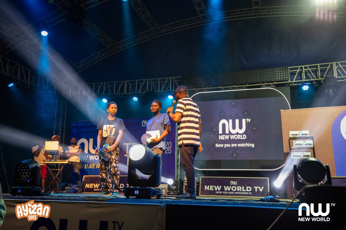 Newworldtv's tweet photo. TSÉVIÉ a enflammé la scène 🔥
Une ambiance survoltée, un public en liesse et des artistes qui ont fait vibrer la foule du Grand Concert AYIZA.
Merci à toutes et à tous d’avoir répondu présent. Cette fête est la vôtre, et c’est ensemble que nous la faisons briller.
#NewWorldTV https://t.co/Kqm2UhEdl1