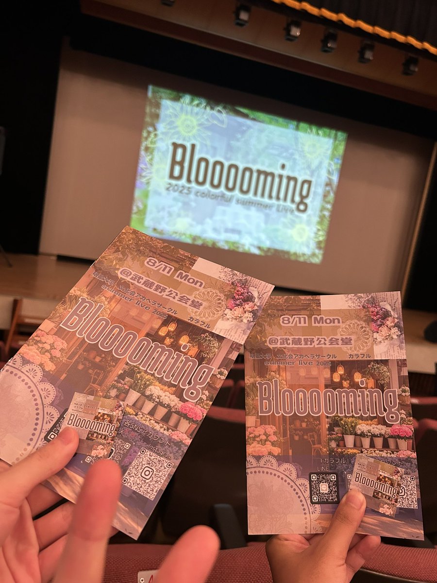 ktst_acappella's tweet photo. ☀️夏のサークルライブ巡り企画☀️
＿＿＿＿＿第一弾！＿＿＿＿＿

明星大学カラフル（@a_c_colorful ）さんのBloooomingにお邪魔しました！

様々な色のTシャツで登場したサークル員さんがとても華やかで最高でした💐
どのバンド演奏もとても魅力的で、いい刺激になるライブでした！

#カラフル夏LIVE https://t.co/cNjRwZRIne