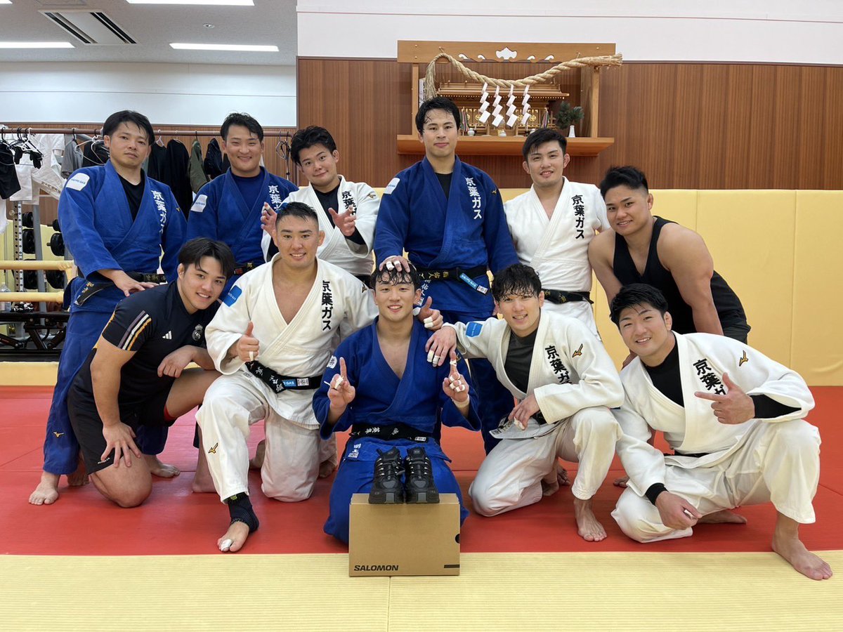 keiyogasjudo's tweet photo. 【合宿風景：DAY1】
8月23.24日に開催されます、全日本実業柔道個人選手権大会に向けて、都内の大学等を中心に合宿を行なっております🥋

AM：鍛錬館
PM：トレーニング

徳持選手、誕生日おめでとうございます！寮生から素敵なプレゼント🎁
2週間後の全日本実業柔道個人選手権では、金メダルを掴みに🔥 https://t.co/9eNZIcqnVE