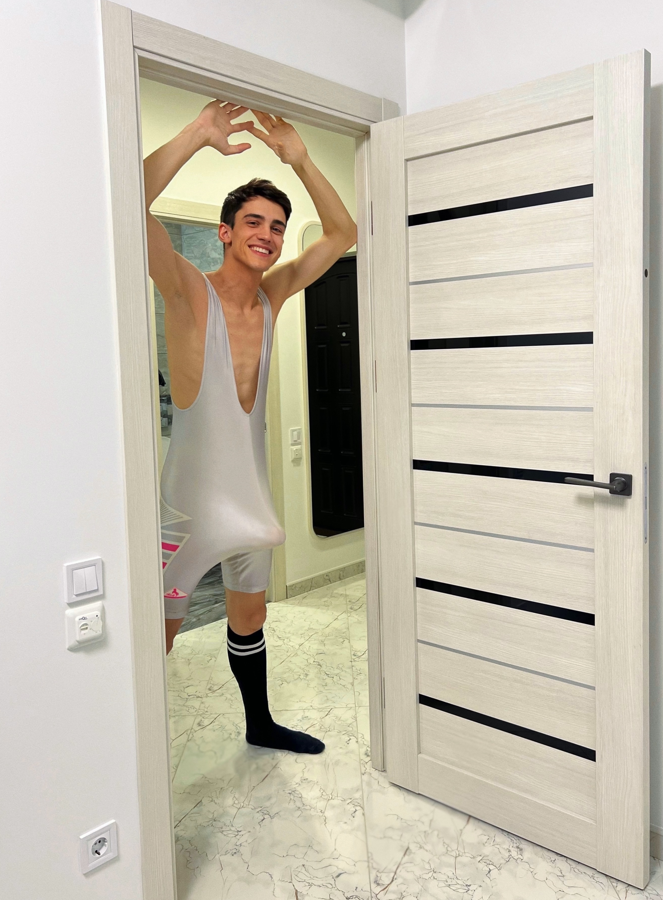 Comment 'hey' for a 🍭 picc in DM