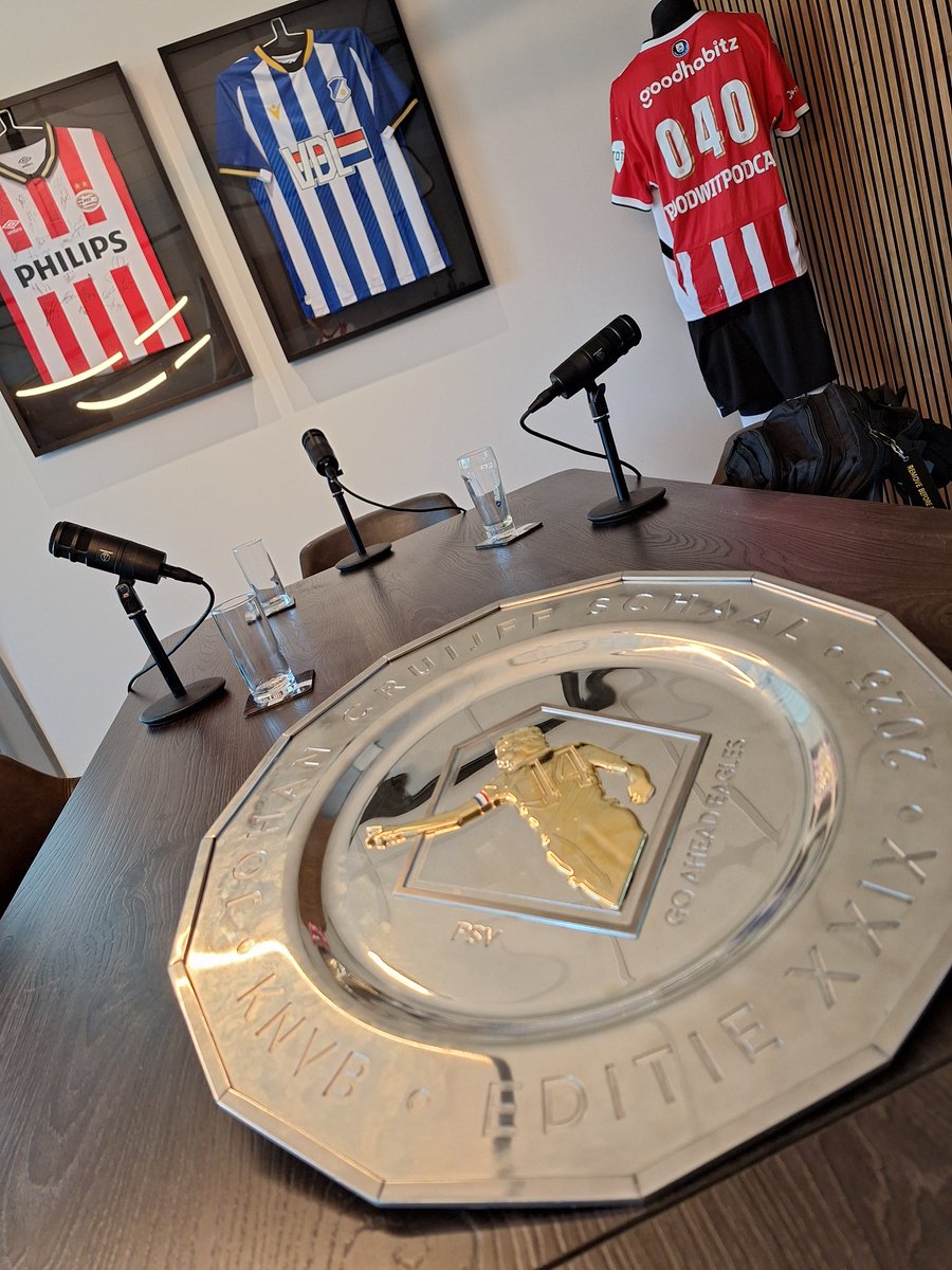 RoodwitPodcast's tweet photo. Ready voor een nieuwe van #deRoodwitPodcast. 

Wat mogen wij absoluut niet vergeten? Zet het, met jullie onderbouwingen, 👇in de comments. 
#PSV #PSVspa #fctPSV #twePSV #Eredivisie https://t.co/Ejbmua4PNk