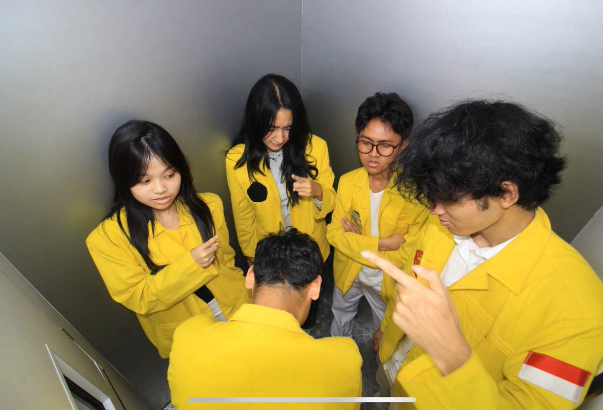 aksukabinturong's tweet photo. anak UMich main ama anak2 UI https://t.co/yp49xcq66V