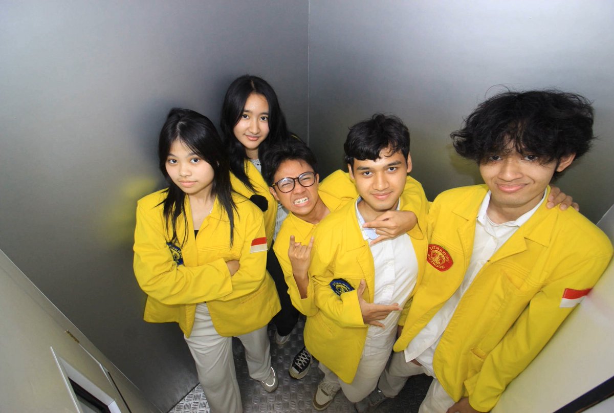 aksukabinturong's tweet photo. anak UMich main ama anak2 UI https://t.co/yp49xcq66V