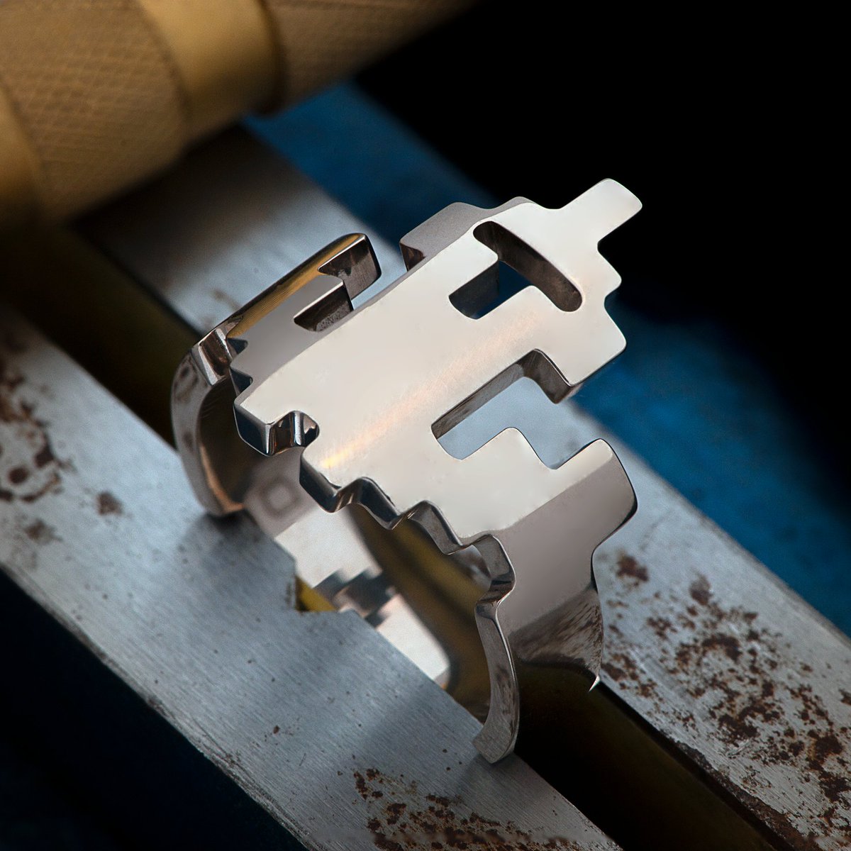 Life is a game, make sure you're ready to play! ✨ OYUKIO Uchusen. Inspired by early video games from the 70's and 80's, Uchusen is ready to shoot!

Ring in picture is made of 18k White Gold.

Find your OYUKIO ring today, link in bio✨

Follow us on IG: <a href="/oyukiopixel/">OYUKIO</a>✨

#pixelart